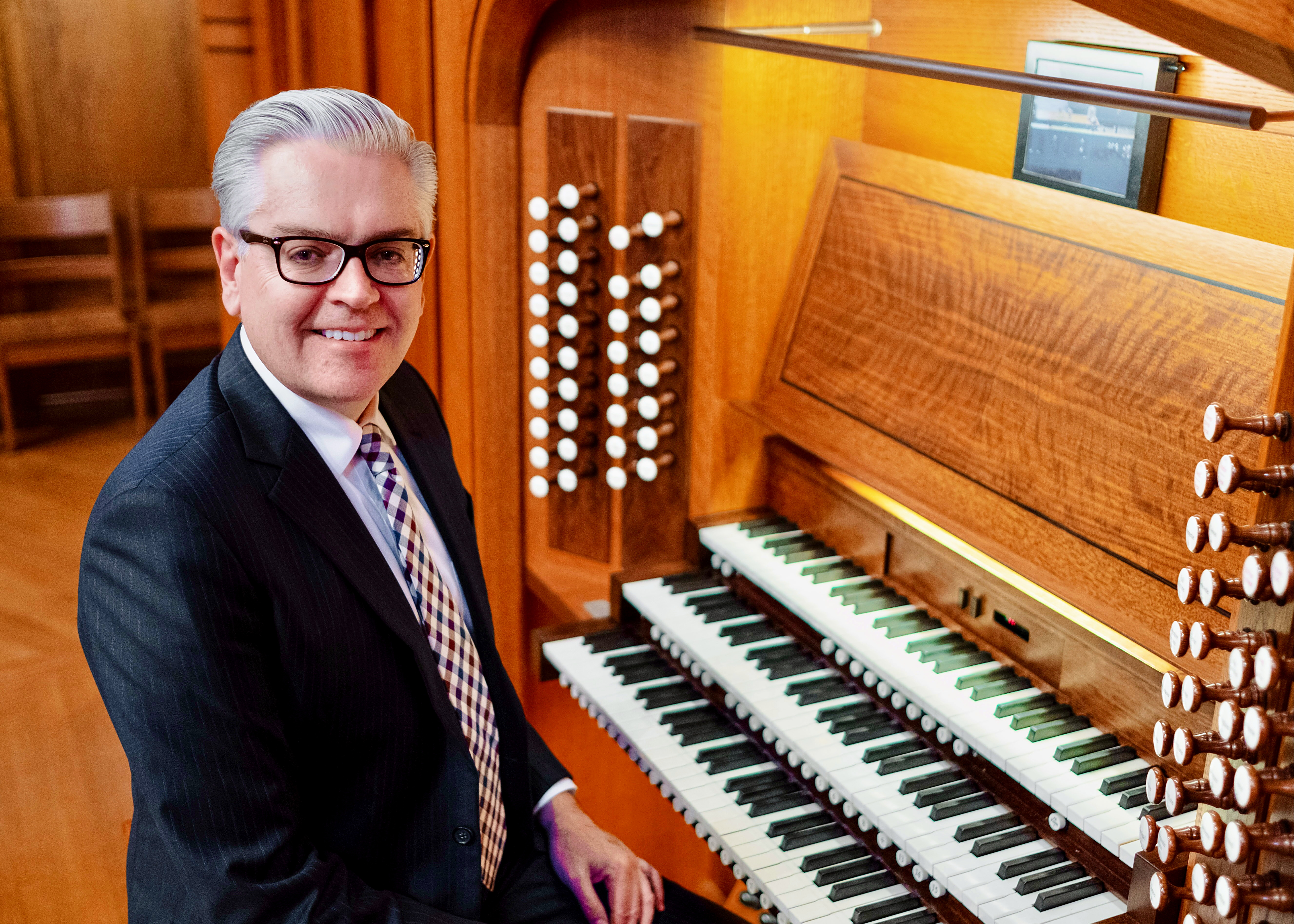 Samuel Metzger seated at the organ console
